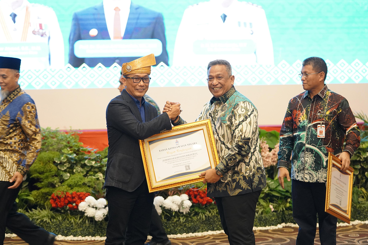 Bupati Rohul Anton ST MM menerima piagam penghargaan dari Kepala BKN Prof Zudan Arif Fakrulloh atas rekomendasi untuk menerapkan manajemen talenta di Kantor Gubernur Kepri.