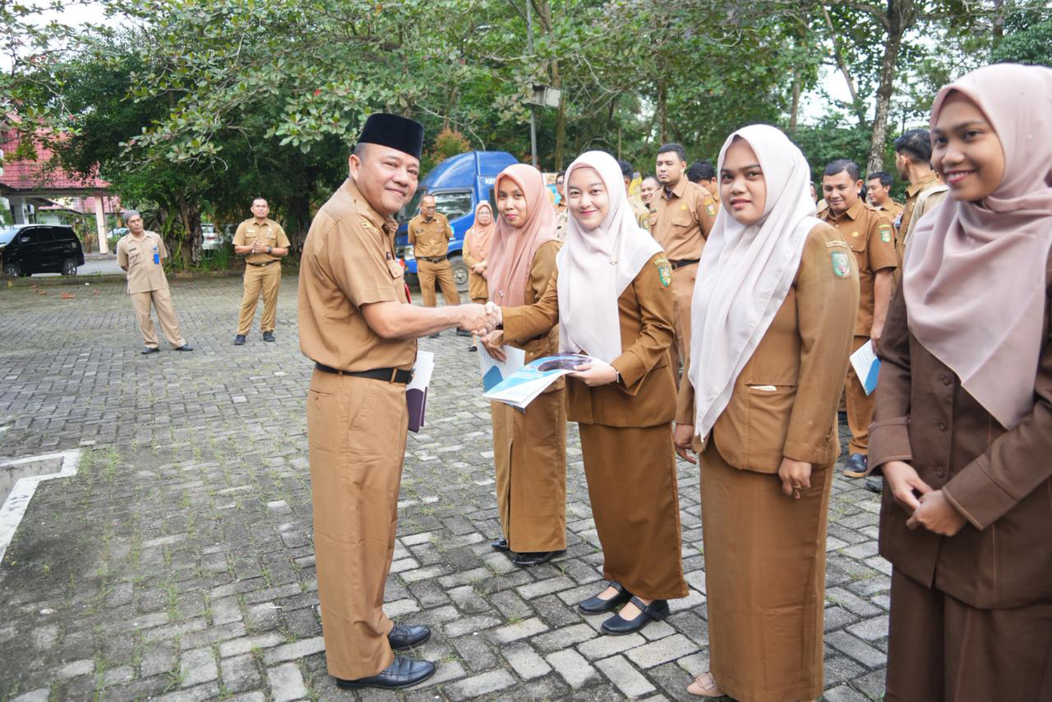Kadis Kominfo Kuansing H Doni Aprialdi SH MH menyerahkan SPMT 58 orang PPPK Kuansing yang ditugaskan di Dinas Kominfo Kuansing, Selasa (13/1/2026).