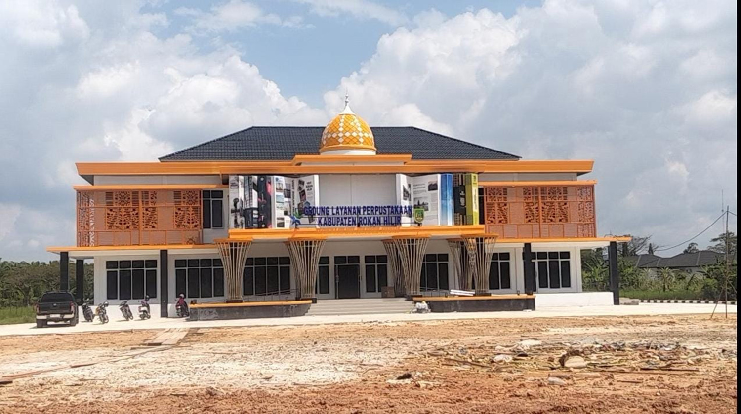 Keberadaan Gedung Dispersip Rohil yang baru dibangun di pinggir Jalan Lintas Kecamatan, Bagansiapiapi, Selasa (13/1/2026).