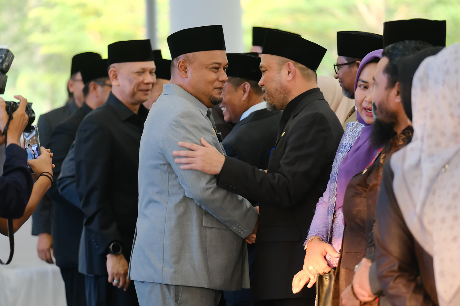 Wabup Syamsurizal menyalami Kepala Badan Keuangan dan Aset Raja Indor saat memberikan ucapan selamat kepada pejabat eselon II, III dan IV yang dilantik di Balairung Datuk Empat Suku.