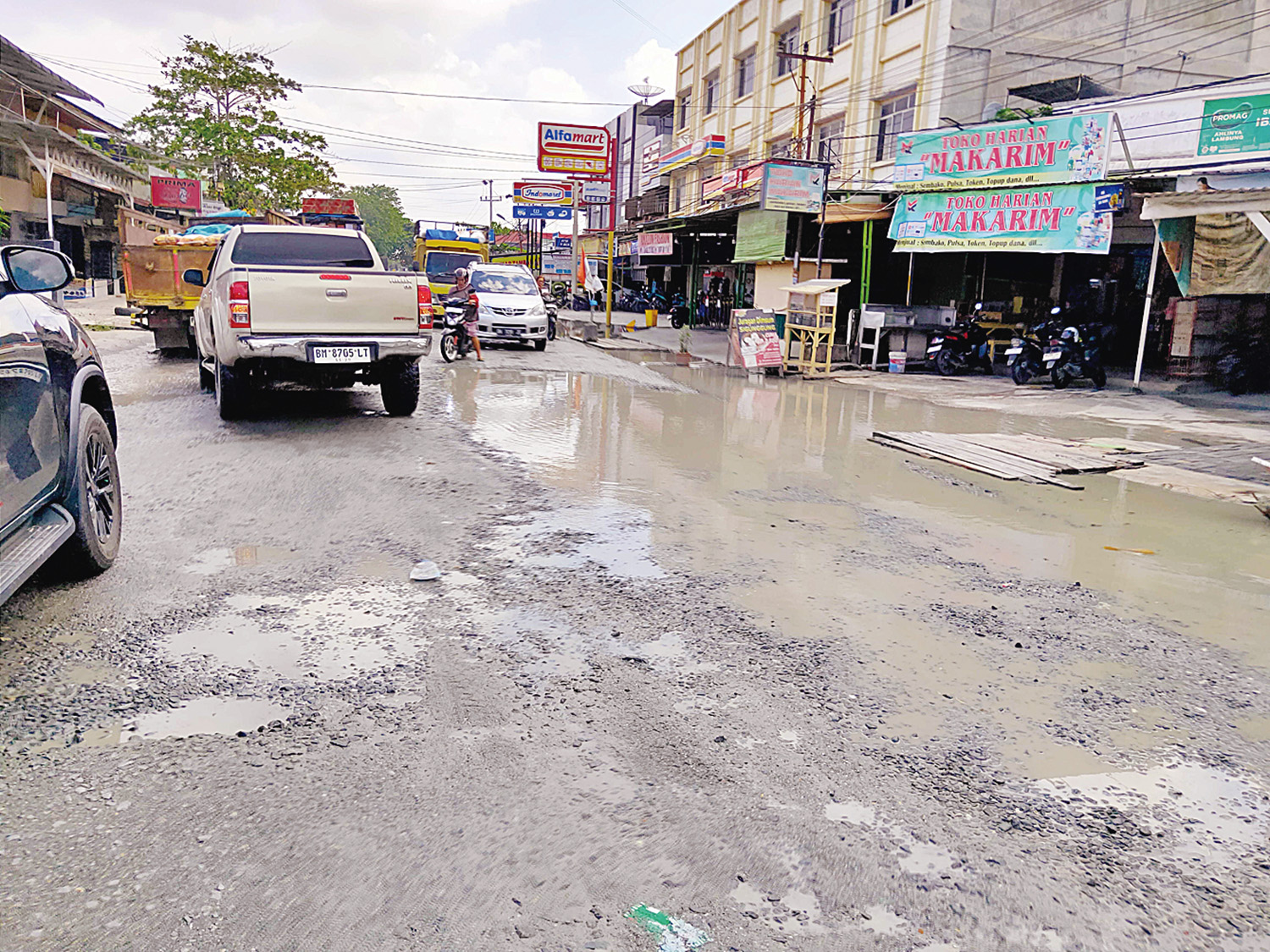 Kondisi Jalan Dharma Bakti yang tergenang oleh air disebabkan hujan deras yang mengguyur kota Pekanbaru, Selasa (13/1/2026).