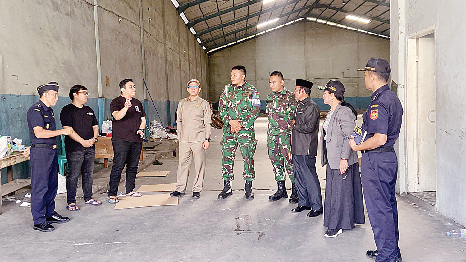 Didampingi petugas Bea Cukai dan personel TNI, Komisi II DPRD Kota Pekanbaru meninjau lokasi gudang rokok ilegal di Jalan Siak II, Kecamatan Payung Sekaki, Selasa (13/1/2026).
