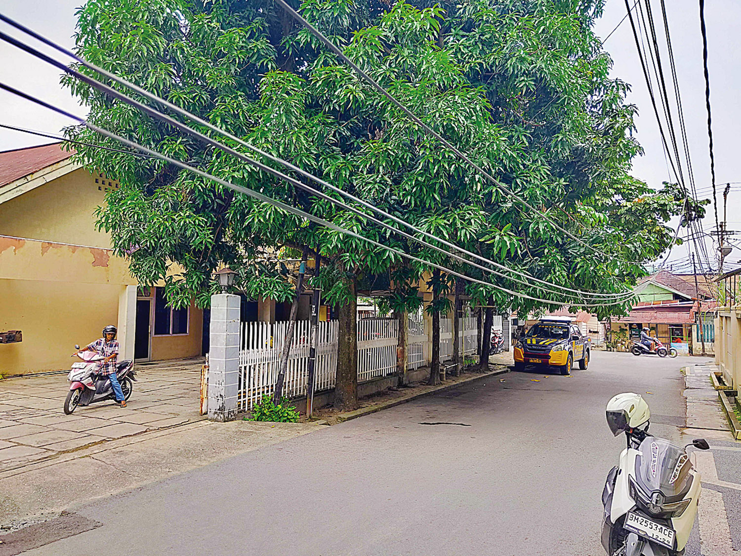 Kondisi kabel fiber optik menjuntai di Jalan Bangka Kec Senapelan Pekanbaru yang membahayakan bagi pengendara yang melintas, Ahad (11/1/2026).