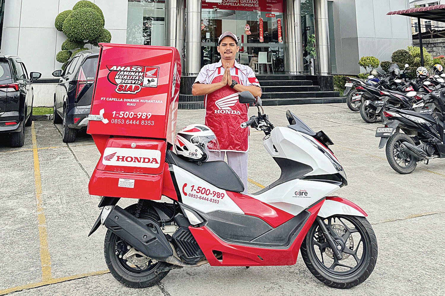 Petugas Honda Care siap memberikan pelayanan kepada konsumen setia Honda yang mengalami mogok di jalan.