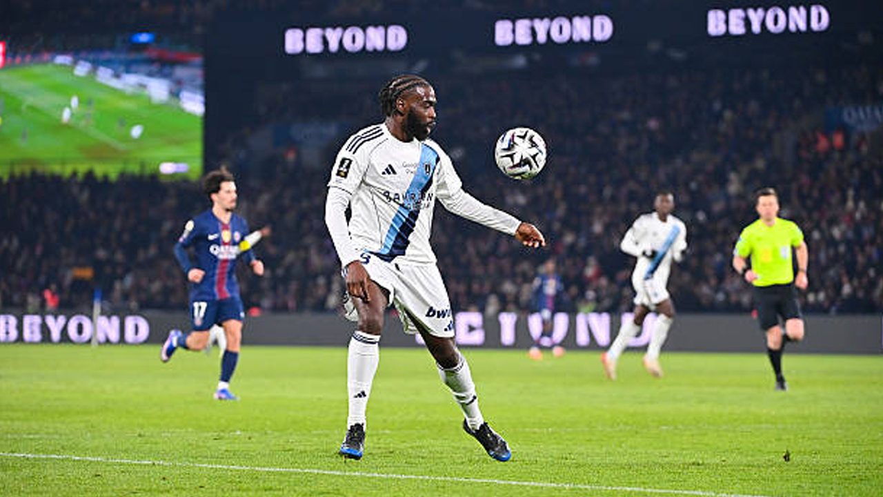 Pemain Paris FC Jonathan Ikone menguasai bola dalam pertandingan menghadapi Paris Saint-Germain (PSG) di babak 32 besar Coupe de France, Selasa (13/1/2026).