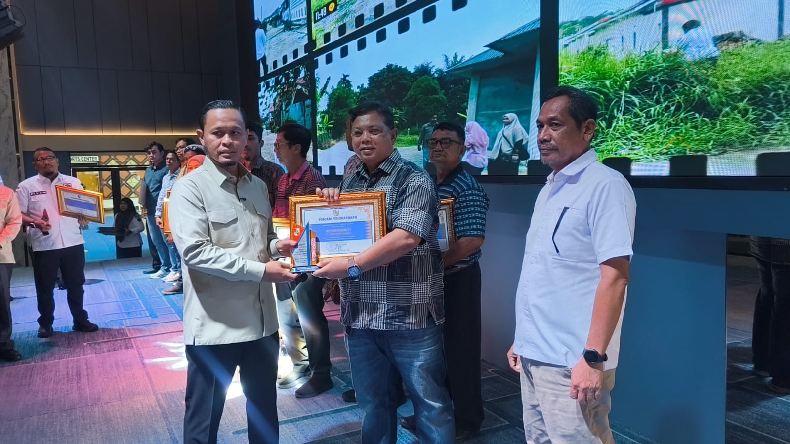 Wako Pekanbaru Agung Nugroho menyerahkan piagam penghargaan pada pengembangan yang menyerahkan PSU perumahan, Rabu (14/1/2025).