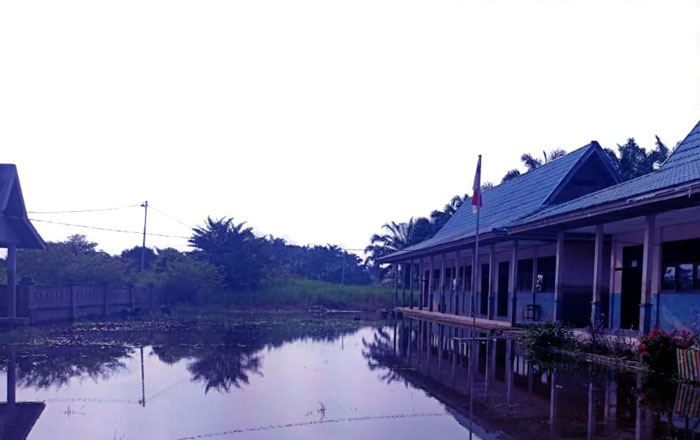 Genangan air mulai merendam halaman sekolah SDN 004 Dusu  Muara Sako Kelurahan Langgam Kecamatan Langgam, Pelalawan dampak bertahannya evelasi sungai Kampar hingga Rabu (14/1/2025).