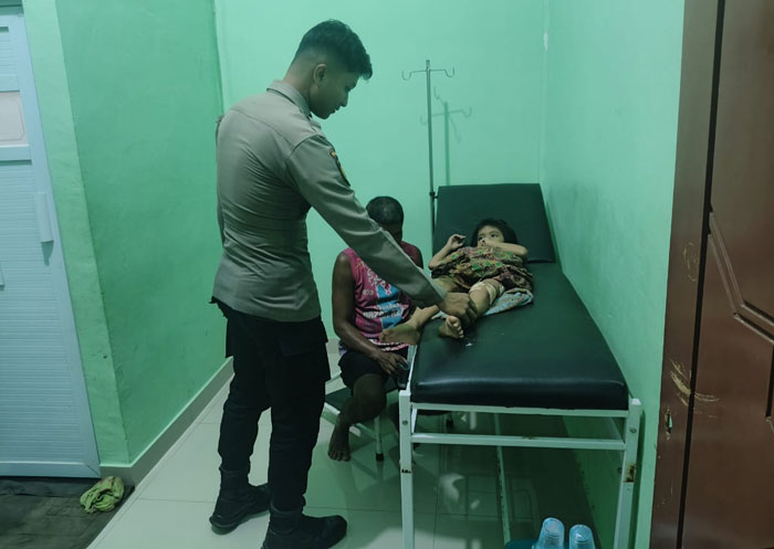 Personel Polsek Hulu Kuantan melihat kondisi Safira Nabila, bocah perempuan Desa Koto Kombu Kecamatan Hulu Kuantan yang diserang buaya, Rabu (14/1/2026) sore.
