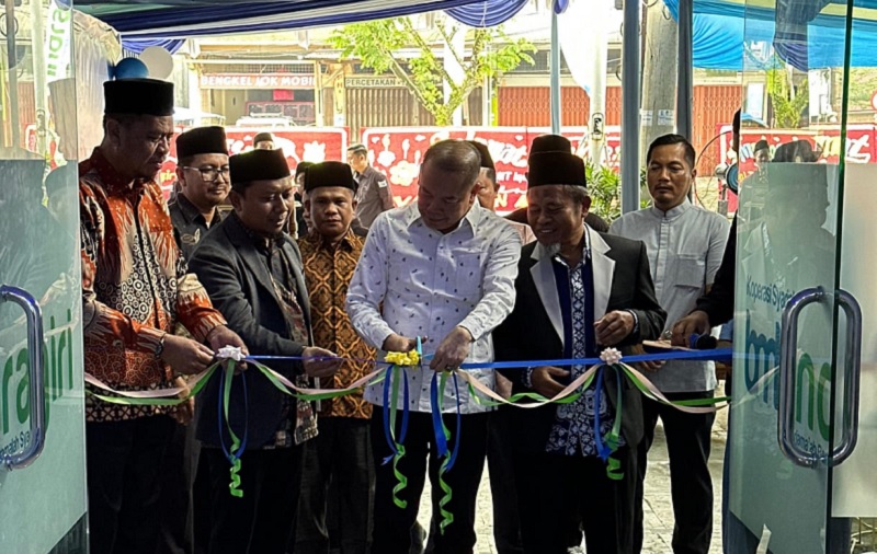 Kadis Koperasi, UKM dan Naker Kabupaten Rohul, Zulhendri SSos MIP didampingi pengurus dan manajemen pusat BMT Indragiri saat peresmian Kantor BMT Indragiri Cabang Pasir Pengaraian, Ahad (11/1/2026).