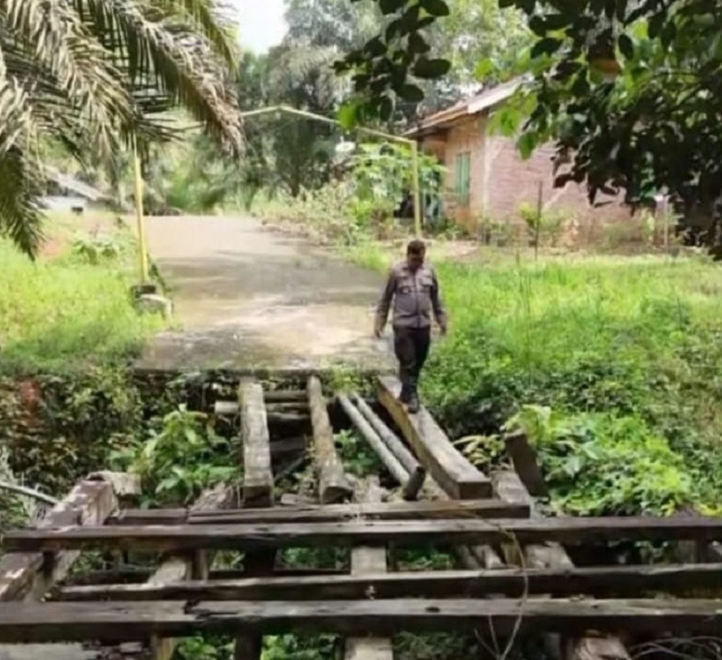 Kondisi jembatan penghubung Desa Lubuk Agung&ndash;Desa Ranah Sungai, Kecamatan XIII Koto Kampar, Kampar, pertengahan Januari 2026.