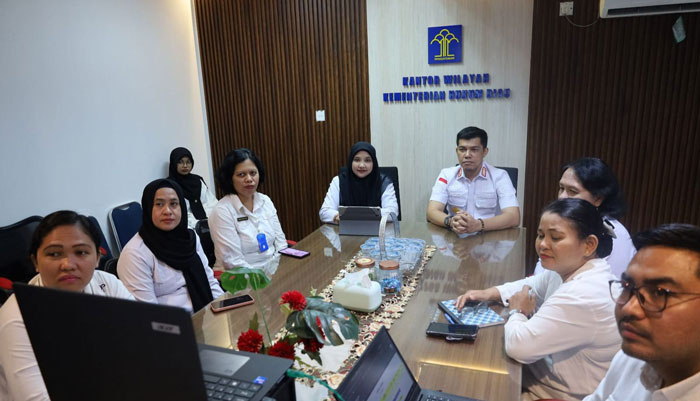 Kepala Kanwil Kemenkum Riau Rudy Hendra Pakpahan, didampingi Kepala Divisi P3H Yeni Nel Ikhwan bersama staf mengikuti webinar RUU Pelindungan Saksi dan Korban secara virtual pada Rabu (14/1/2026).