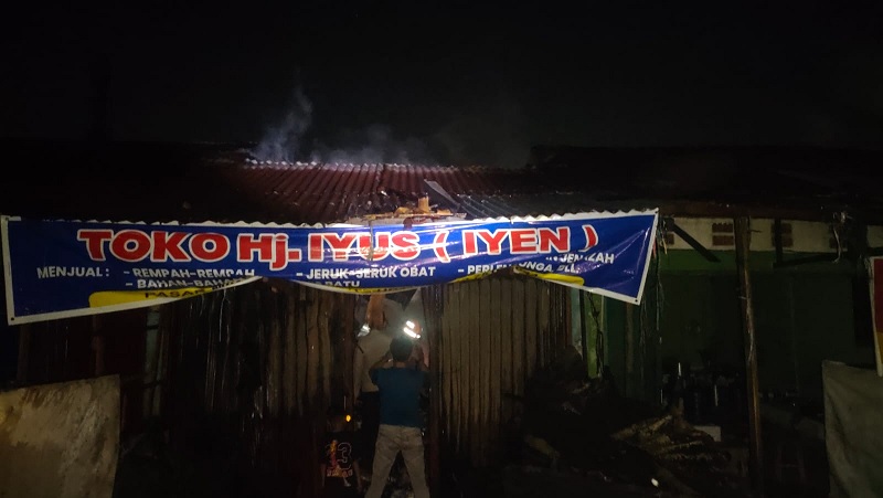 Satu unit kios di Pasar Tangor, Jalan Mawar, Kelurahan Bencah Lesung, Kecamatan Tenayan Raya, Kota Pekanbaru terbakar pada Selasa (13/1/2026) malam. )