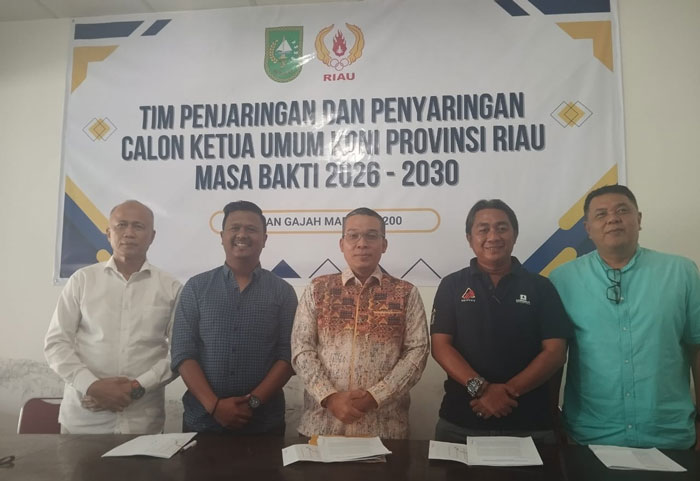 Ketua TPP Pemilihan calon Ketua KONI Riau, Khairul Fahmi (tengah) beserta anggota TPP saat menggelar konferensi pers di KONI Riau Jalan Gajah Mada Pekanbaru, Rabu (14/1/2026).