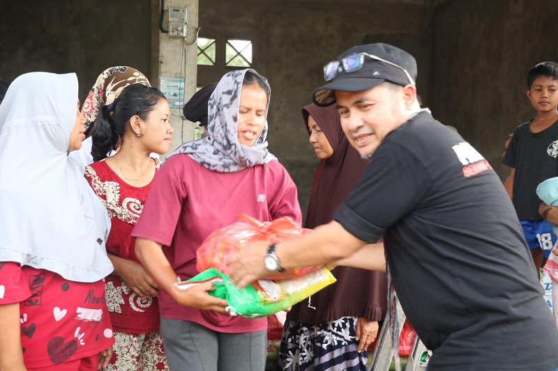 Ketua Panji Bangsa PKB Riau H El Yusril menyerahkan saat menyerahkan bantuan paket sembako.kepada masyarakat terdampak bencana alam di Desa Palembayan, Kabupaten Agam, Sumbar, belum lama ini.