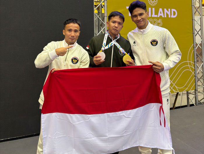 Pesenam Riau Abiyu Rafi, M Aprizal, dan Muhammad Try Saputra foto bersama usai penyerahan medali emas di Bangkok Chonburi Songkhla, 12 Desember lalu.