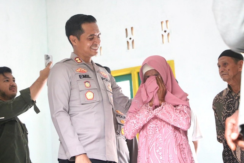 Penerima bantuan Rumah Layak Huni di Desa RTB menangis haru saat menerima rumah barunya di hadapan Kapolres Rohul AKBP Emil Eka Putra, Selasa (13/1/2026).
