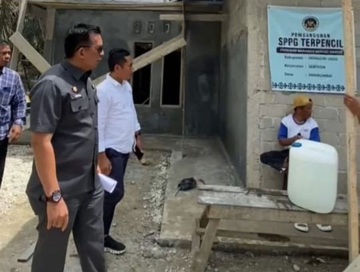 Sekda Kabupaten Inhu, Zulfahmi Adrian AP MSI saat meninjau pembangunan dapur SPPG di daerah 3T Desa Paya Rumbai Kecamatan Seberida.