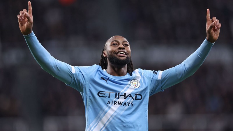Antoine Semenyo merayakan gol pembuka Manchester City saat mengalahkan Newcastle United pada leg 1 semifinal Piala Carabao di St James Park.