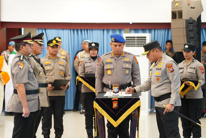 Kapolda Riau Irjen Pol Herry Heryawan pimpin serah terima jabatan sejumlah pejabat utama (PJU) hingga kapolres, Rabu (14/1/2026).