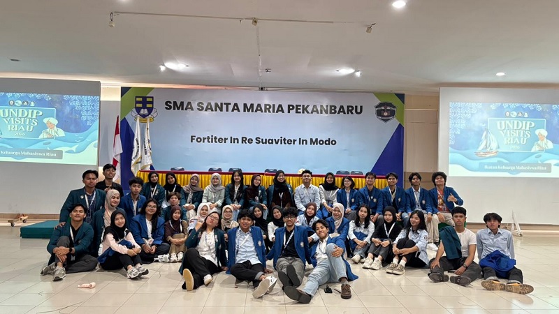 Mahasiswa Undip foto bersama siswa salah satu SMA di Pekanbaru usai road show sosialisasi Undip, Rabu (7/1/2026).
