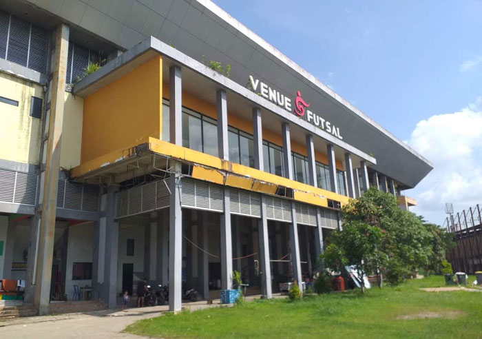 Kondisi bangunan Venue Futsal Indragiri Hilir yang berada di Jalan Lingkar, Tembilahan terlihat sangat mengkhawatirkan, Rabu (14/1/2026).