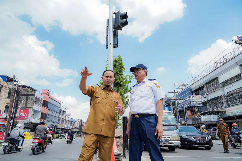 Wako Pekanbaru Agung Nugroho memberikan arahan pada Plt Kadishub Pekanbaru Sunarko terkait pengaturan lalin simpang Tuanku Tambusai-Paus, Selasa (13/1/2026).