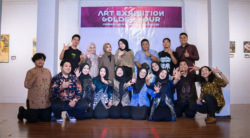 Tim Akusara Organizer Ilmu Komunikasi Umri foto bersama saat menggelar Art Exhibition Golden Hour di Gallery Hang Nadim, Kamis (15/1/2026).