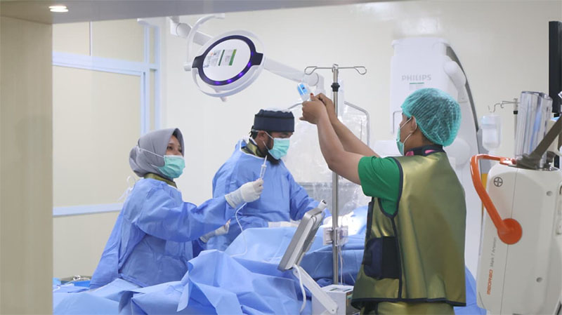 Dokter Nazif Fuadi Noer SpJP (K), didampingi tim medis melakukan persiapan tindakan intervensi jantung di ruang Catheterization Lab, Kamis (15/1/2026).