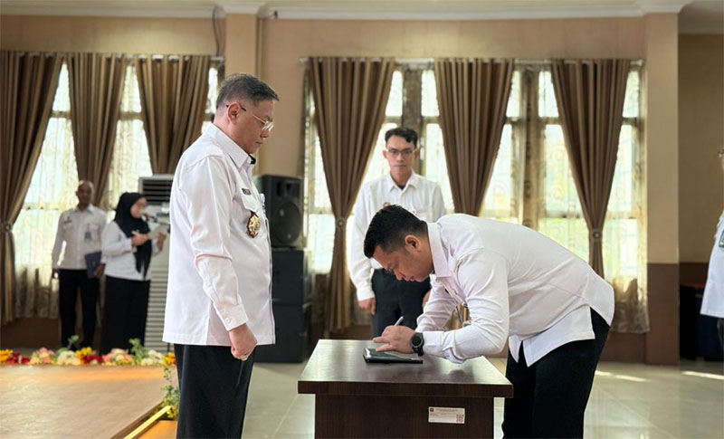 Kepala Imigrasi Kelas I TPI Pekanbaru Ryang Yang Satiawan disaksikan Kepala Kanwil Ditjen Imigrasi Riau Agung Prianto, tandatangani Komitmen Kinerja dan Integritas Tahun 2026, Kamis (15/1/2026).