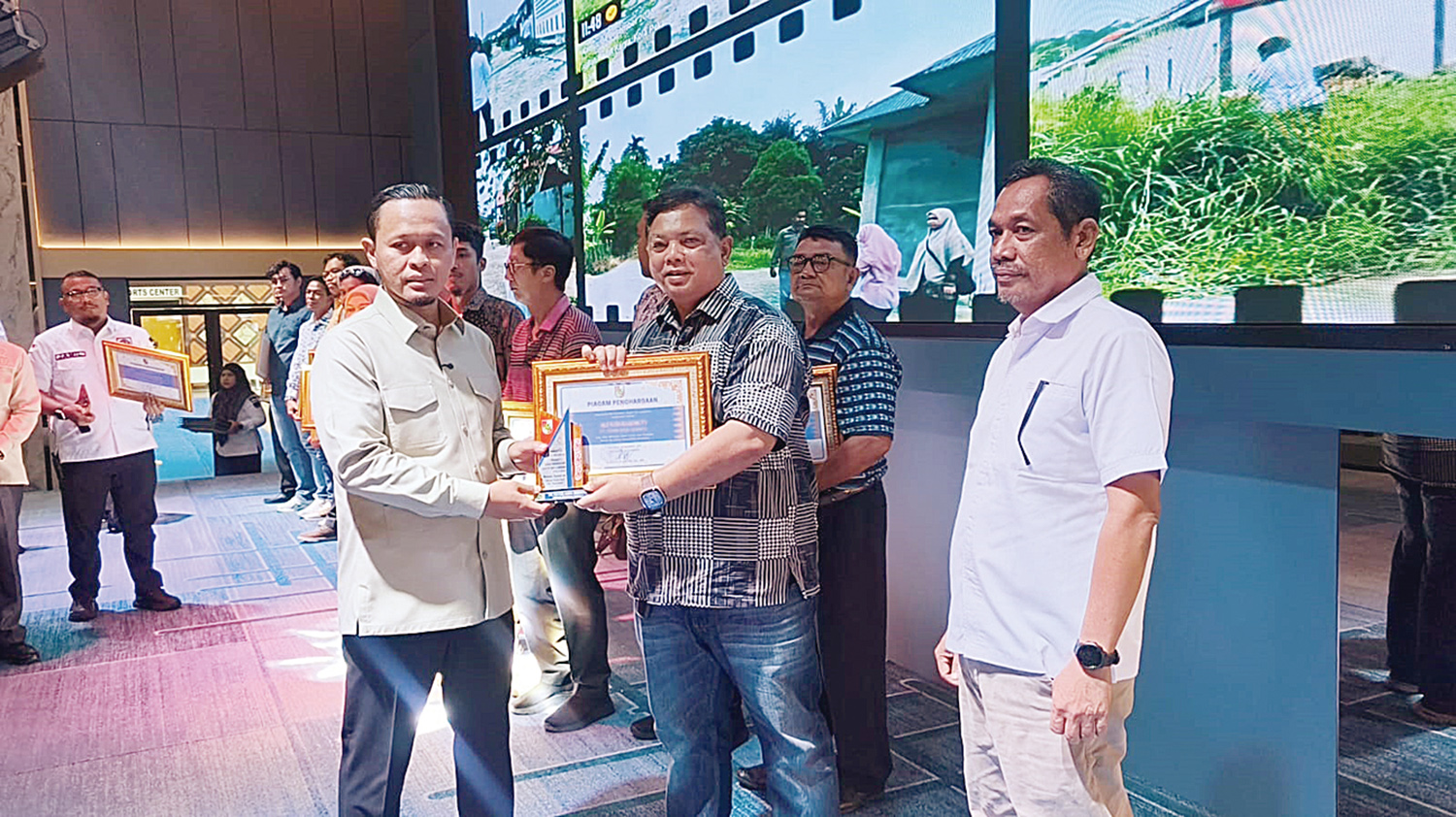 Wali Kota Pekanbaru Agung Nugroho menyerahkan piagam penghargaan kepada pengembang yang menyerahkan aset PSU perumahan, Rabu (14/1/2026).