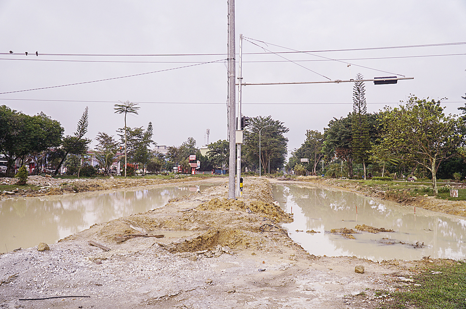 Sepetak bidang taman yang akan dijadikan persimpangan dan APILL di depan MTQ Jalan Arifin Ahmad dan Jenderal Sudirman akan segera dilakukan pengaspalan, Pekanbaru, Ahad (11/1/2026)