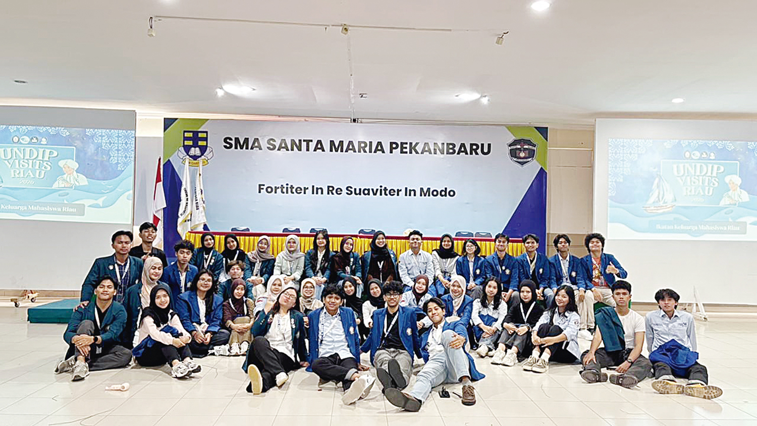 Mahasiswa Undip foto bersama siswa SMA Santa Maria Pekanbaru usai roadshow sosialisasi Undip, Rabu (7/1/2026).