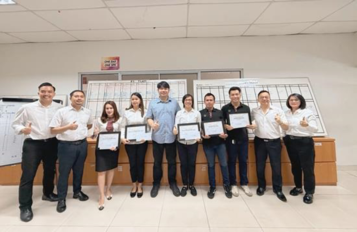 Jajaran panitia Musprov V PSMTI Riau foto bersama usai konferensi pers, Rabu.