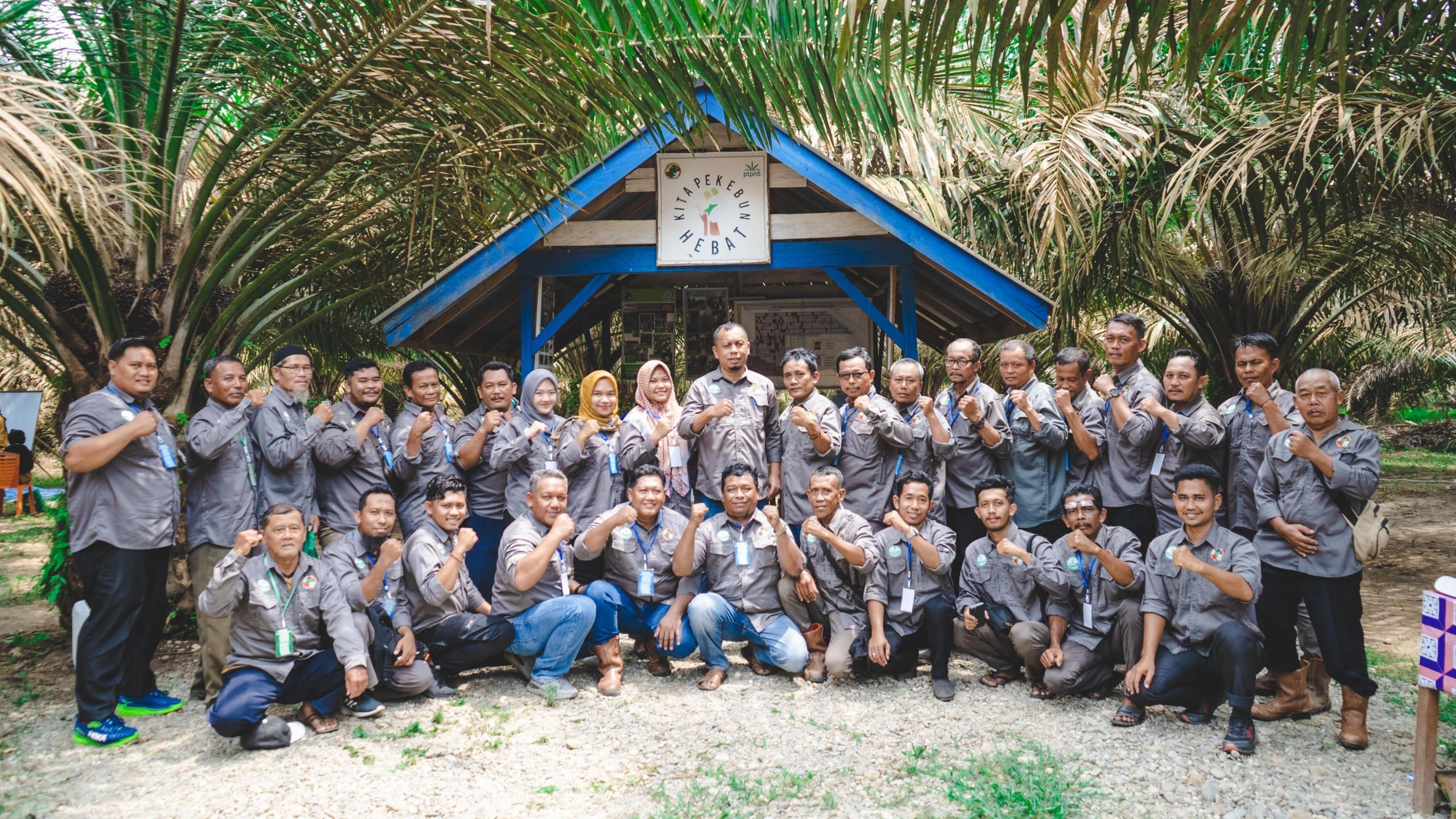 Manajemen PTPN IV Regional III foto ber&shy;sa&shy;ma dengan petani plasma Rokan Hulu, beberapa waktu lalu.