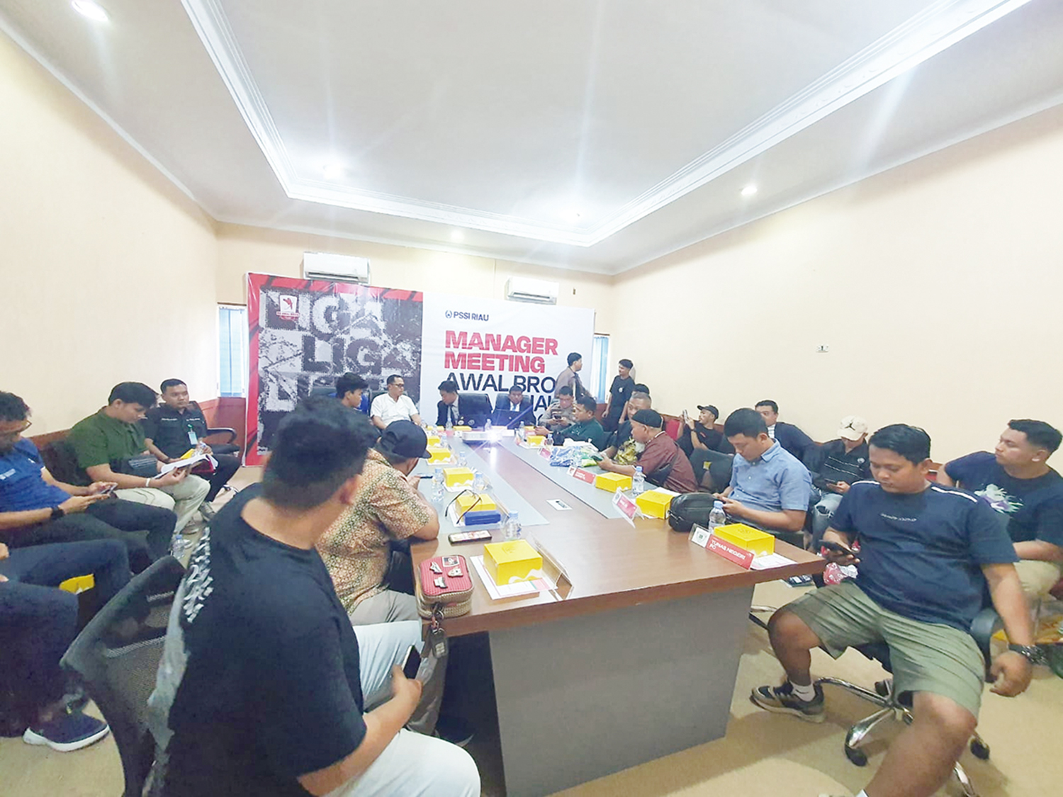 Suasana Match Coordination Meeting (MCM) Liga 4 Zona Riau yang digelar PSSI Riau dan dihadiri perwakilan sembilan tim peserta di Ruang Rapat Sekretariat PSSI Riau, Jalan Pattimura, Pekanbaru.