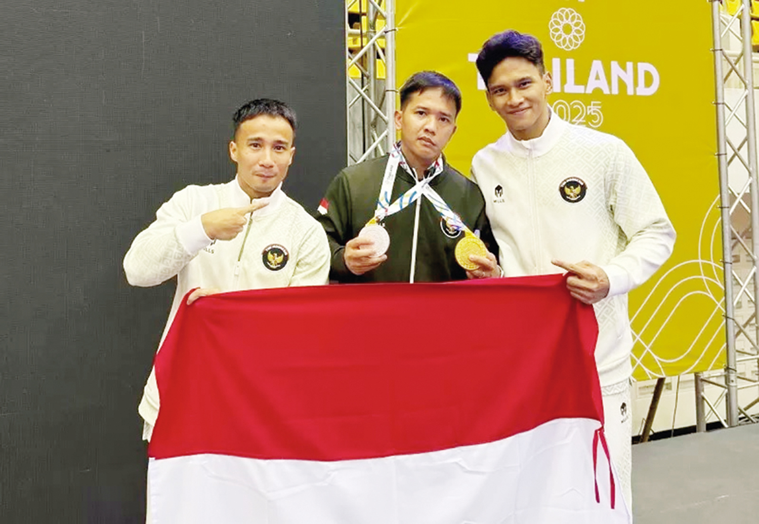 Pesenam Riau Abiyu Rafi, M Aprizal, dan Muhammad Try Saputra foto bersama usai penyerahan medali emas di Bangkok Chonburi Songkhla, beberapa waktu lalu.