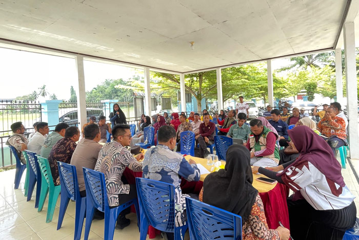 Camat Ujung Batu Sigit Pranjoro SSTP bersama Forkopimcam, Kades Pematang Tebih memimpin mediasi tuntutan warga Dusun Lintam protes bau kandang ayam, Kamis (15/1/2026).
