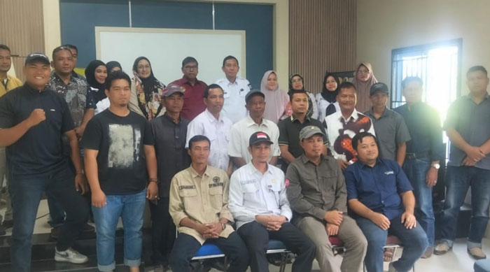 Kepala DKPP Rohil (paling belakang, lima dari kanan) bersama sejumlah pengecer pupuk dan Penyuluh Pertanian Lapangan (PPL) usai pertemuan di Bagansiapiapi baru-baru ini.