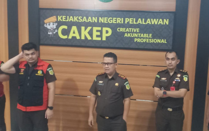Kepala Kejari Pelalawan Siswanto SH MH (tengah,red)  menggelar ekspos penetapan tersangka kasus dugaan korupsi atau penyimpangan penyaluran pupuk subsidi, Rabu (14/1/2026) malam kemarin.