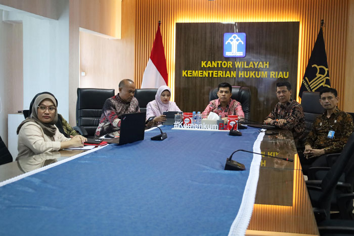 Kakanwil Kemenkum Riau Rudy Hendra Pakpahan dan jajaran mengikuti monitoring Tindak Lanjut Temuan Itjen pada Satuan Kerja di Lingkungan Inspektorat Wilayah III Kemenkum, Kamis (15/1/2026).