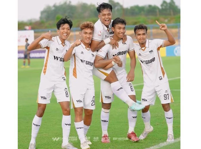 Pemain WGrup melakukan selebrasi usai Syafruddin mencetak gol ke gawang PSC Young Abadi FC di ajang RS Awal Bros Liga 4 Zona Riau 2025/2026 di Stadion Gelora Hang Tuah Pekanbaru, Kamis (15/1/2026).