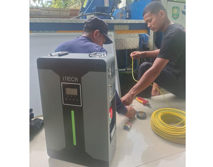 Tim dari Dishub Siak melakukan pemasangan panel surya di Masjid Al-Muhajirin, Dusun Cempedak, Desa Kerinci Kanan, Kecamatan Kerinci Kanan, Kabupaten Siak, beberapa waktu lalu.