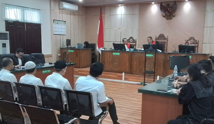 Para terdakwa perkara korupsi pembangunan Pelabuhan Penyeberangan Sagu-Sagu Lukit Tahap V Kabupaten Kepulauan Meranti menghadapi vonis di Pengadilan Tipikor Pekanbaru, Kamis (15/1/2026).