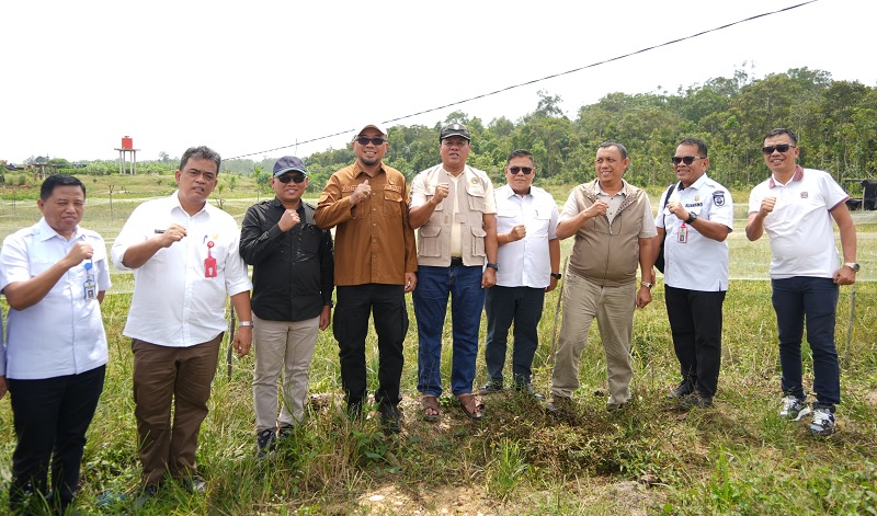 Bupati Kuansing H Suhardiman Amby bersama sejumlah kepala OPD di Kuansing usai meninjau lahan pertanian di Kecamatan Inuman, Rabu (14/1/2026).