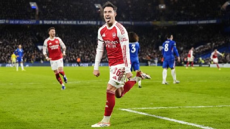 Martin Zubimendi mencetak gol ketiga Arsenal dalam kemenangan 3-2 atas Chelsea pada leg pertama semifinal Piala Carabao di Stamford Bridge, London.
