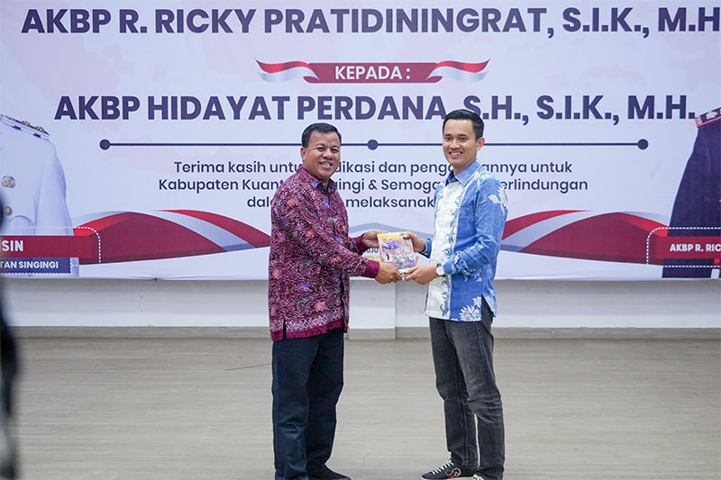 Bupati Suhardiman Amby memberikan bingkisan buku Tradisi Pacu Jalur Kuansing saat malam kenal pamit, pada Kapolres Kuansing, AKBP Hidayat Perdana SH SIK MH.