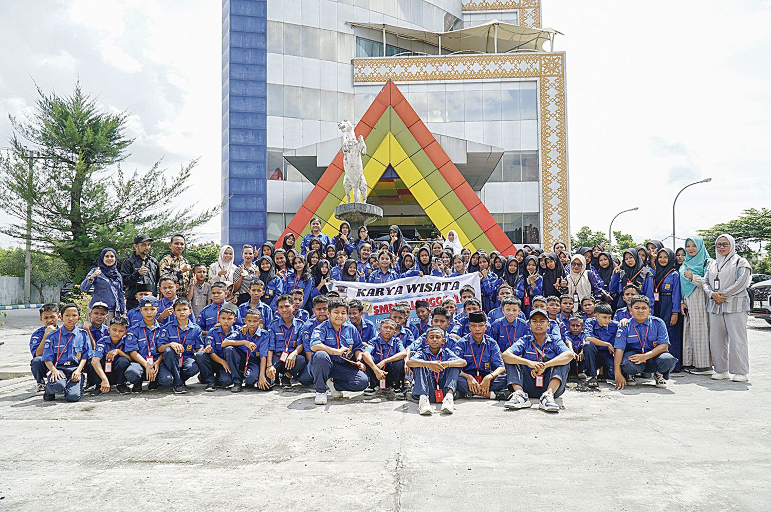 Pelajar SMPN 2 Langgam, Pelalawan foto bersama saat karya wisata jurnalistik ke Riau Pos, Kamis (15/1/2026).