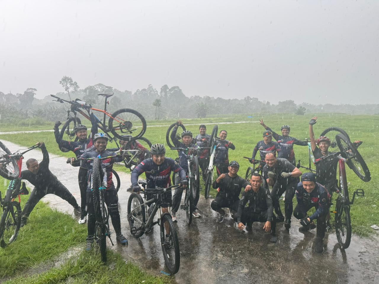 Anggota komunitas sepeda VBA Gowes Club saat menggelar gowes bersama, baru-baru ini.