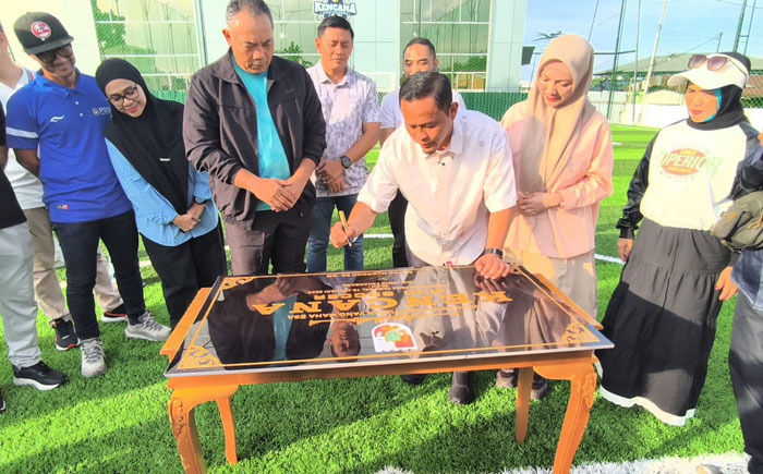 Wako Pekanbaru Agung Nugroho didampingi Ketua TP PKK Sulastri Agung resmikan Lapangan Kencana Mini Soccer milik Pemko Pekanbaru, di Jalan Dahlia yang dapat digunakan gratis untuk masyarakat.