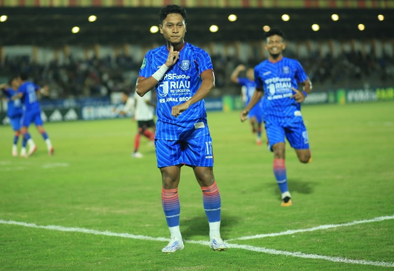 Pemain PSPS Pekanbaru Asir Asiz melakukan selebrasi usai menjebol gawang Persekat Tegal dalam lanjutan Pegadaian LIga 2 di Stadion Kaharuddin Nasution Rumbai, Pekanbaru, Jumat (16/1/2026) malam.
